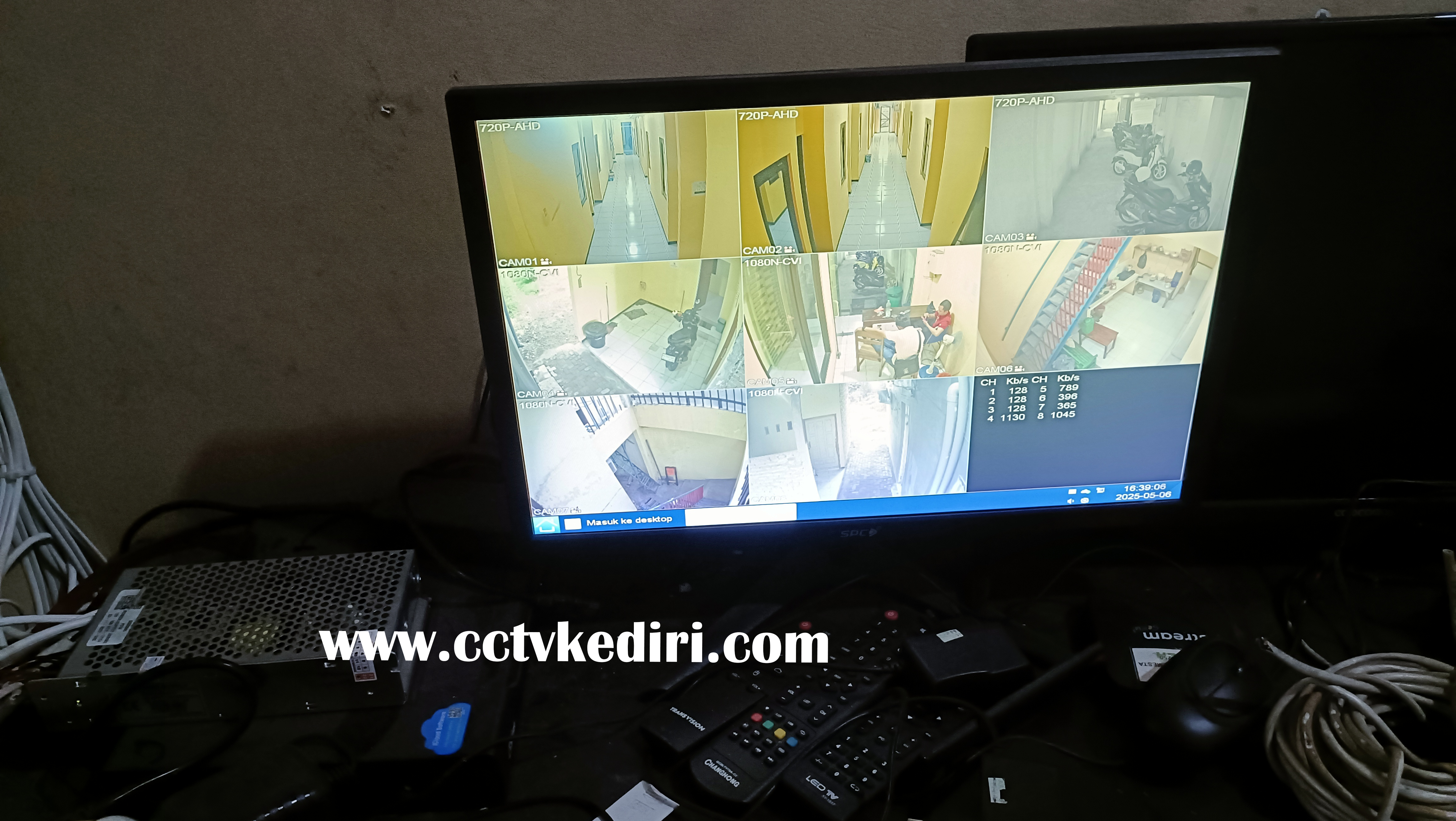 <p>CCTV adalah kamera yang merekam dan memantau area tertentu, baik secara langsung maupun rekaman. Di era sekarang banyak CCTV sudah terintegrasi dengan semartphone, jadi kamu bisa pantau rumah atau usaha kapan pun dan dimana pun.</p>